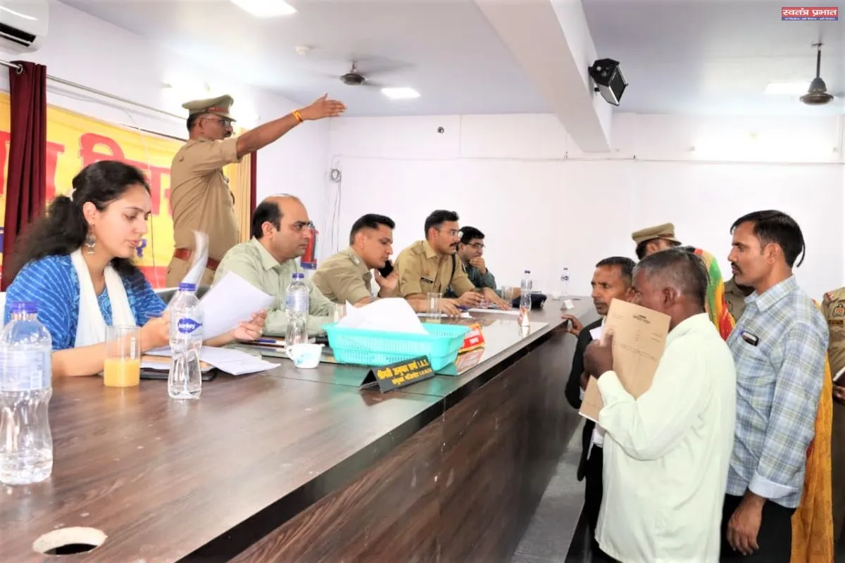 डीएम एवं एसपी ने सम्पूर्ण समाधान दिवस में सुनी शिकायतें, 8 शिकायतों का हुआ निस्तारण