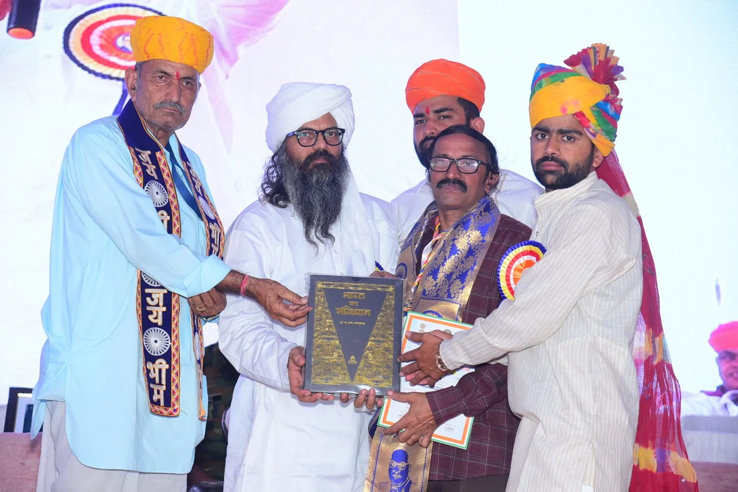 केरल के हिंदी कवि डॉ. आनंदकृष्णन एडचेरी को अंबेडकर कीर्ति सम्मान से  किये गये सम्मानित