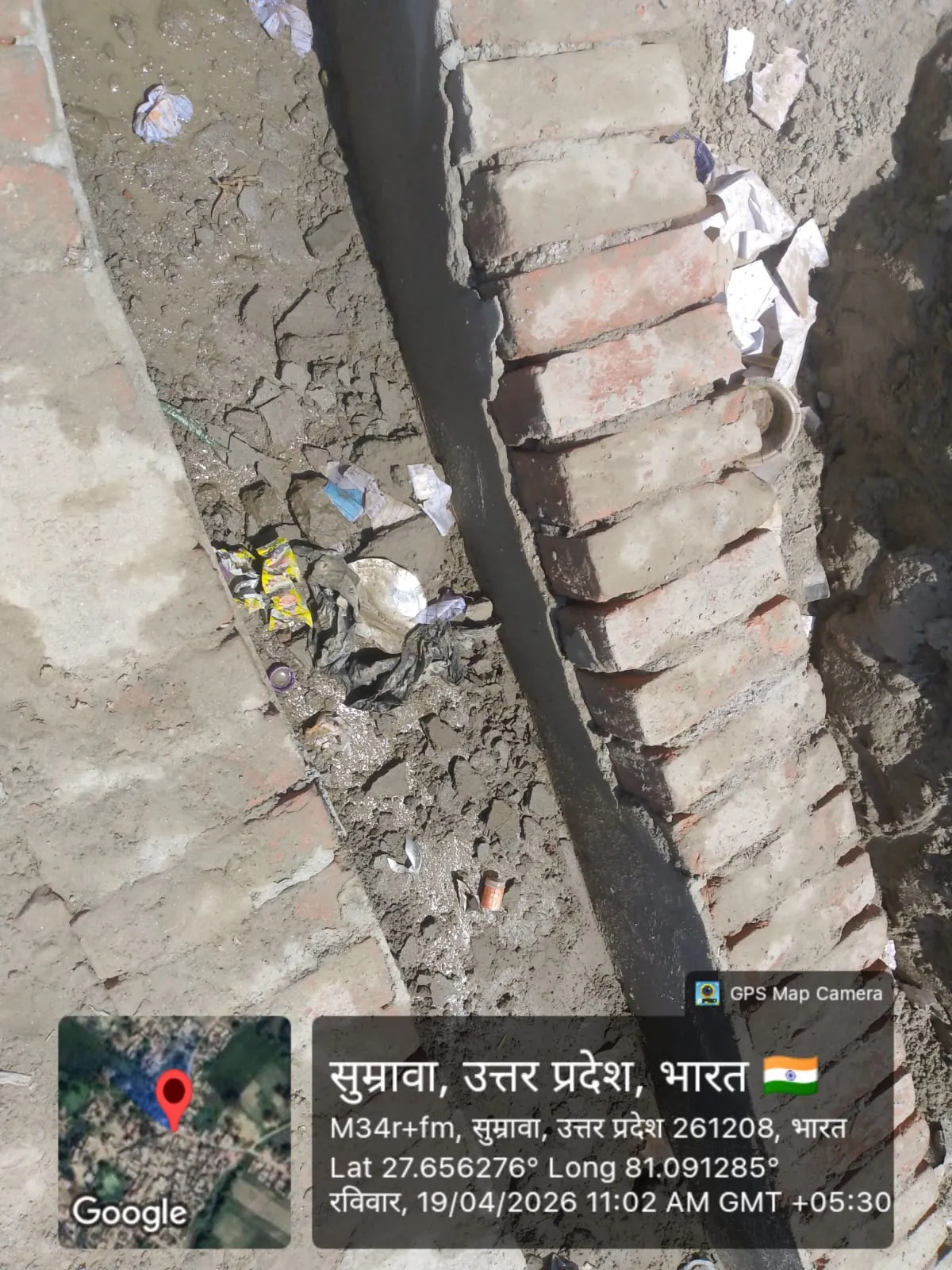 सुमरावा गांव में मानकहीन नाली निर्माण: घटिया सीमेंट और बिना पानी छिड़काव से निकलने लगी ईंटें 