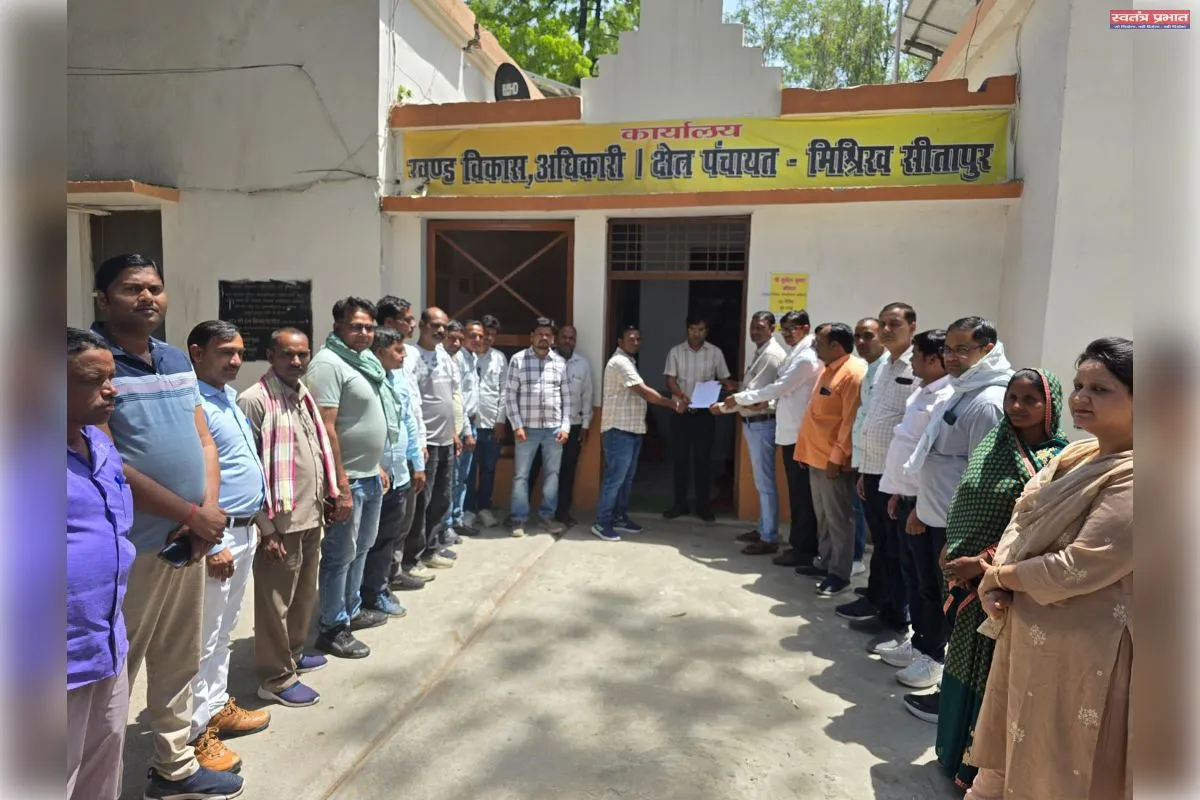 मनरेगा कर्मियों की कलमबंद हड़ताल, बीडीओ को सौंपा ज्ञापन