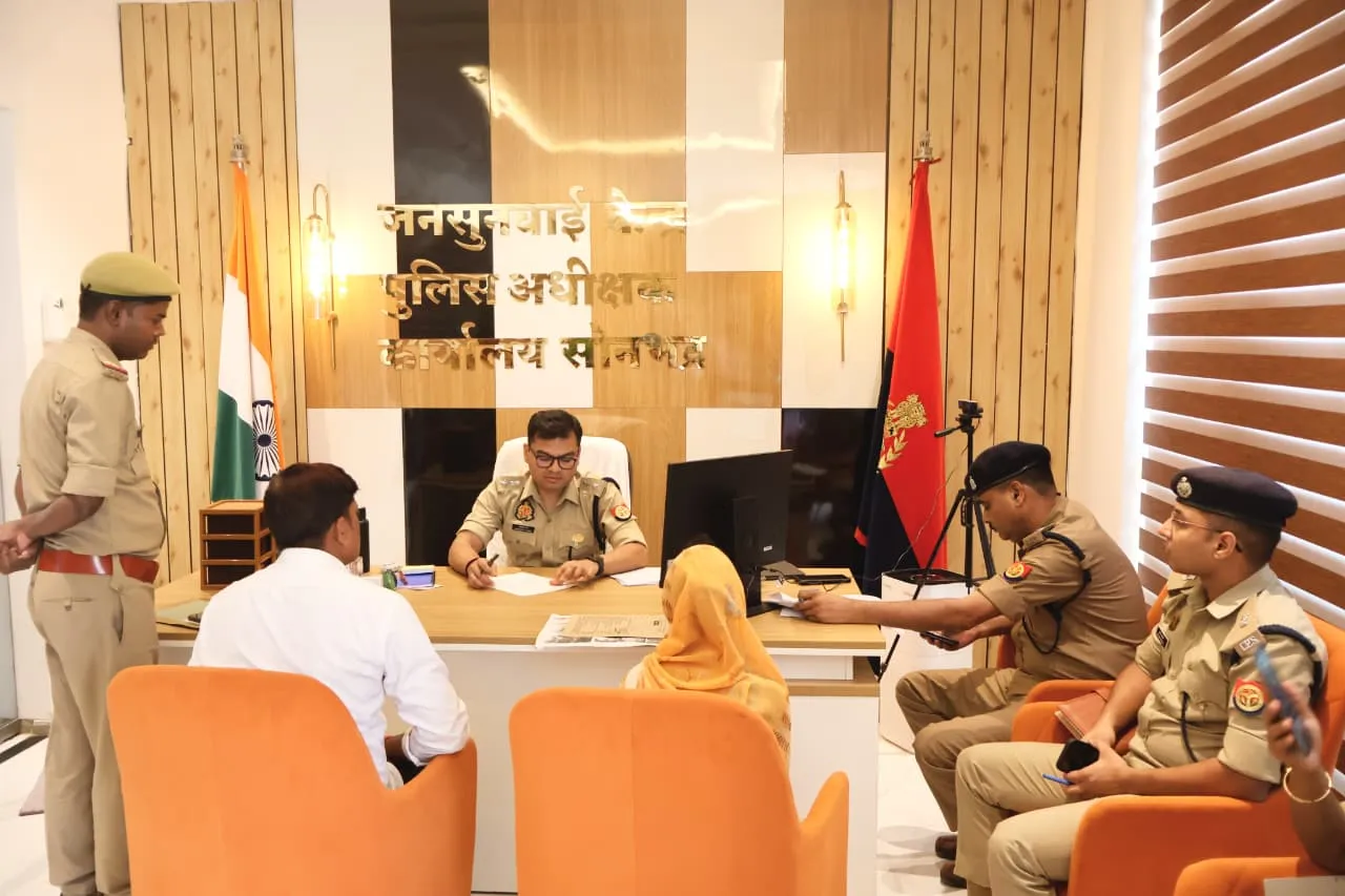 पुलिस अधीक्षक सोनभद्र ने सुनीं जनसुनवाई में आमजन की समस्या.  दिये त्वरित एवं पारदर्शी निस्तारण के निर्देश
