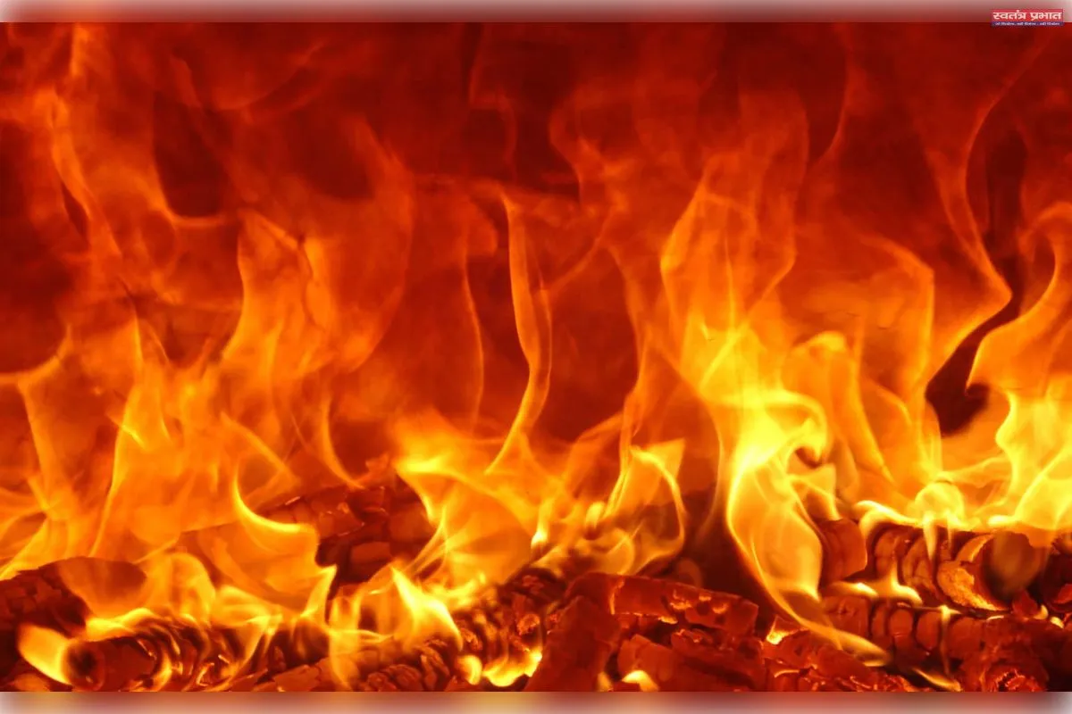 सिविल लाइंस के पत्रिका चौराहे पर भीषण आग