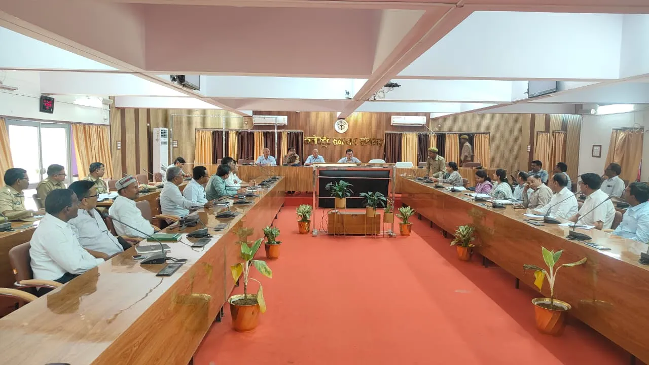 होमगार्ड्स भर्ती की लिखित परीक्षा को सकुशल, पारदर्शी एवं नकलविहीन ढंग से सम्पन्न कराने हेतु कलेक्ट्रेट सभागार में उच्च स्तरीय गोष्ठी आयोजित