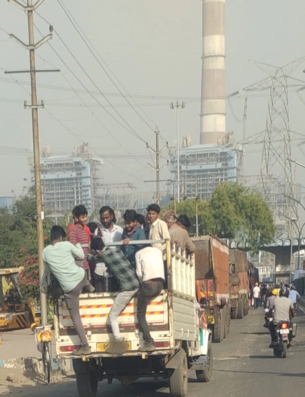 एनटीपीसी परियोजना में सुरक्षा व्यवस्था ध्वस्त, डग्गामार वाहनों में भूसे की तरह ढोए जा रहे श्रमिक