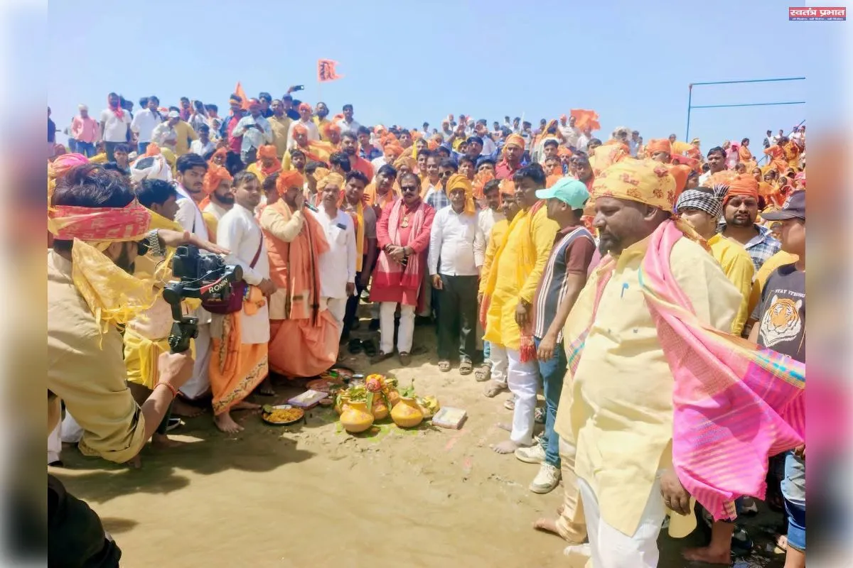 हाथी-घोड़े-ऊंट के साथ निकली भव्य 2100 कलश यात्रा