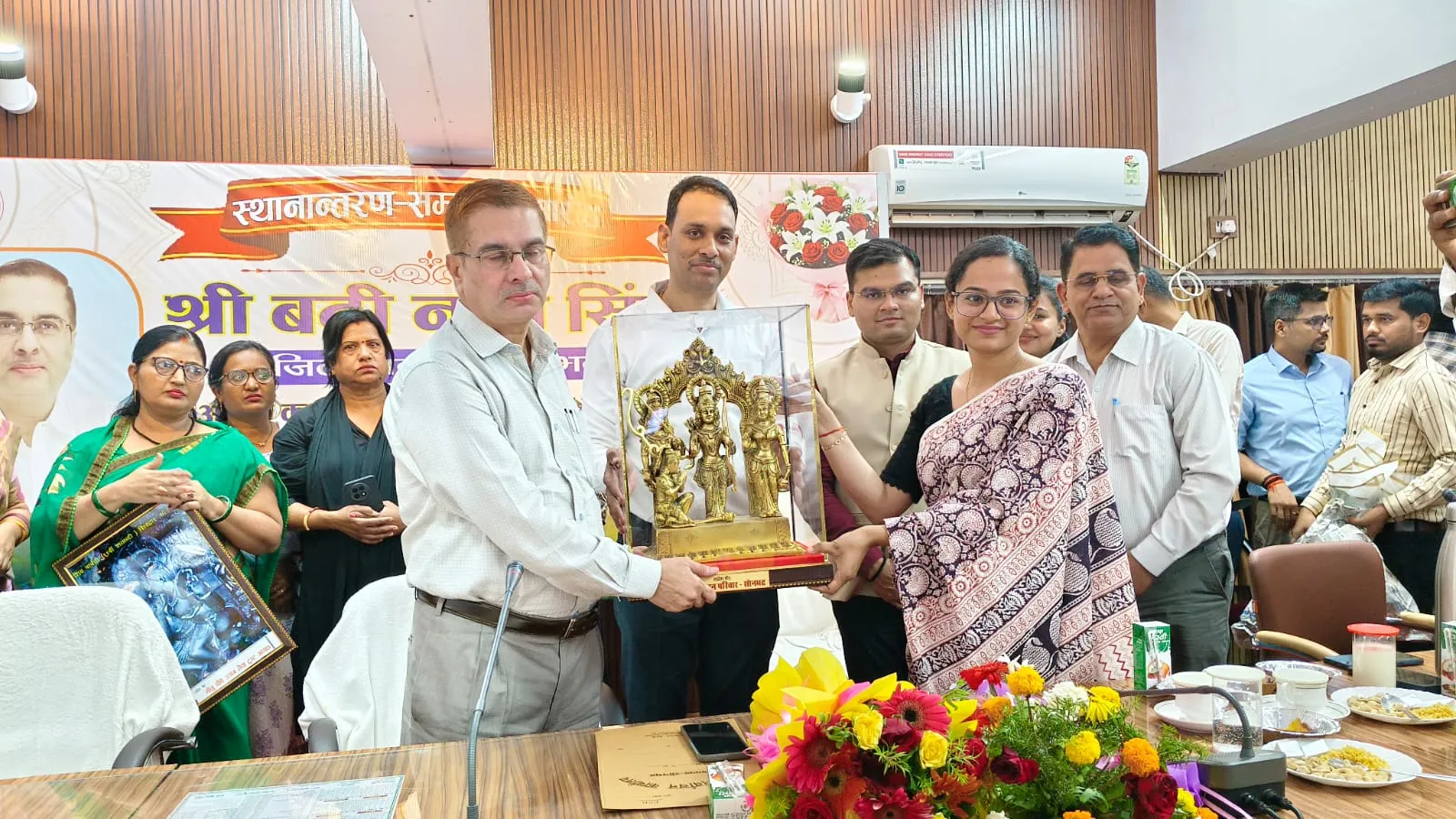 जिलाधिकारी बी0एन0 सिंह को कलेक्ट्रेट मीटिंग हाल में दी गयी भावभीनी विदाई,टीम भावना के साथ किये गये कार्य के प्रति किया गया आभार व्यक्त