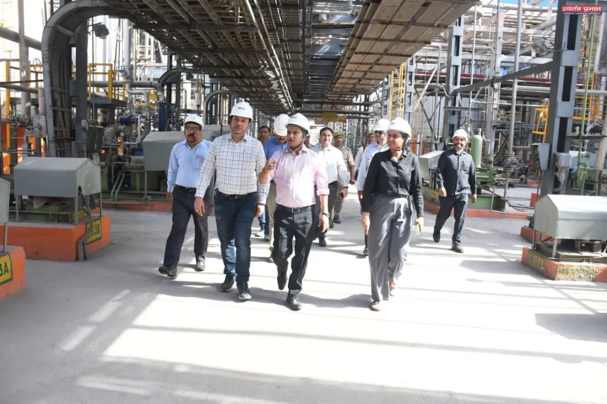 जिलाधिकारी ने  यूरिया प्लांट फूलपुर  का  लिया जायजा, दिए आवश्यक दिशा-निर्देश