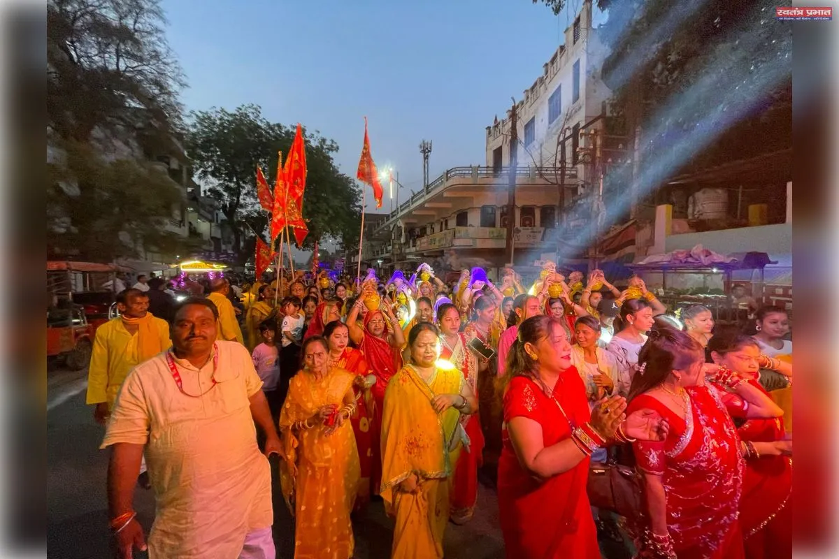 नैनी में माँ शारदा मूर्ति स्थापना हेतु  महिलाओं नेभव्य कलश यात्रा निकाली