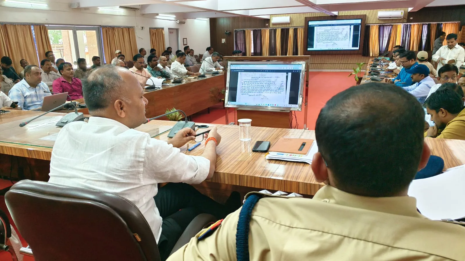 जनसुनवाई समाधान पोर्टल पर जन शिकायतों के त्वरित एवं गुणवत्ता पूर्ण निस्तारण हेतु अधिकारियों के साथ की गयी बैठक