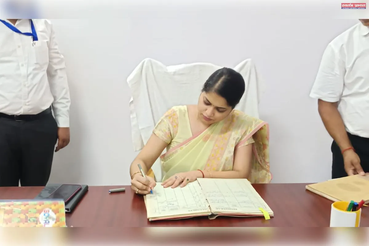 नवागत जिलाधिकारी ईशा प्रिया ने जनपद में पदभार संभाला