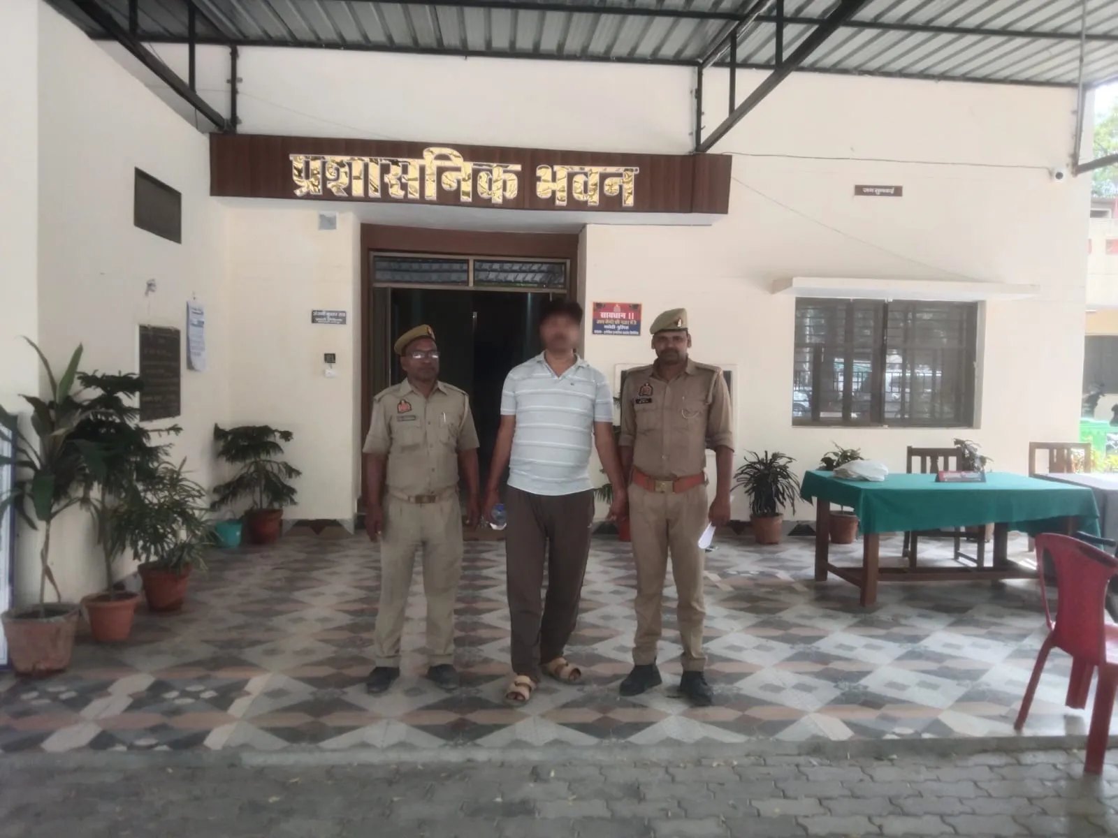 धोखाधड़ी, प्रतिरूपण और आपराधिक विश्वासघात करते हुए बैंक को नकली आभूषण 'खोटा सोना' थमाकर लोन हासिल करने वाले जालसाजों में शामिल एक अभियुक्त गिरफ्तार