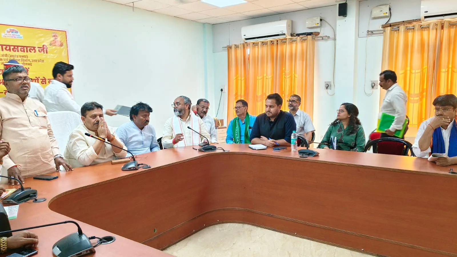 प्रभारी राज्य मंत्री (स्वतंत्र प्रभार) ने किया सर्किट हाउस में जनप्रतिनिधियों व अधिकारियों संग समीक्षा बैठक,   संबंधितो को दिये सख्त  निर्देश