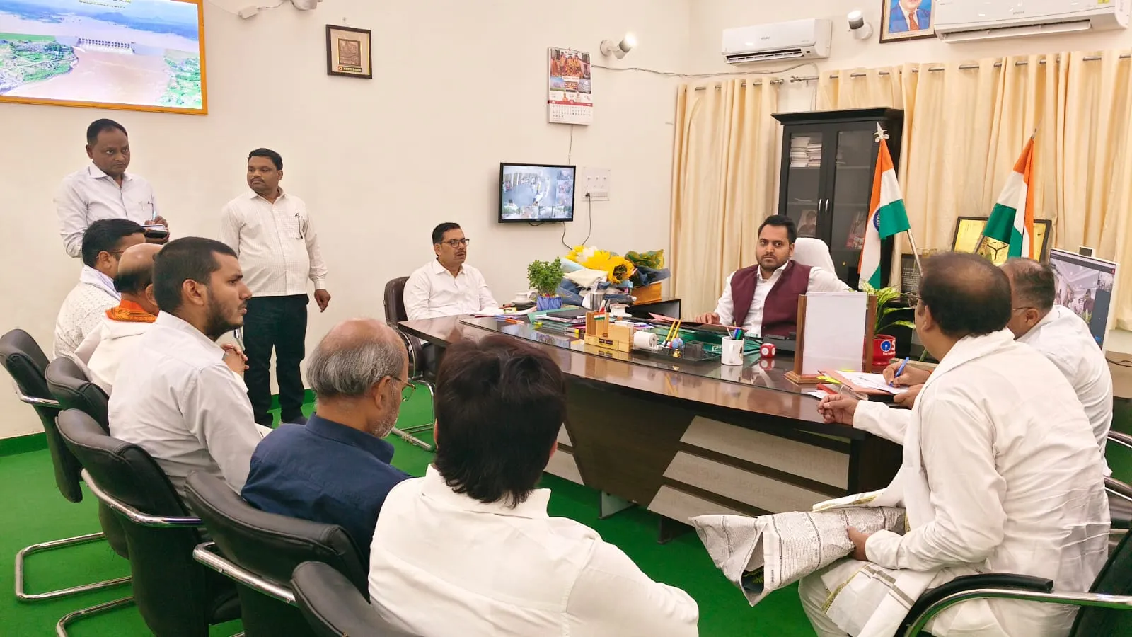 व्यापारिक संगठनों के  प्रतिनिधियों संग जिलाधिकारी ने  किया बैठक, दिये सख्त निर्देश