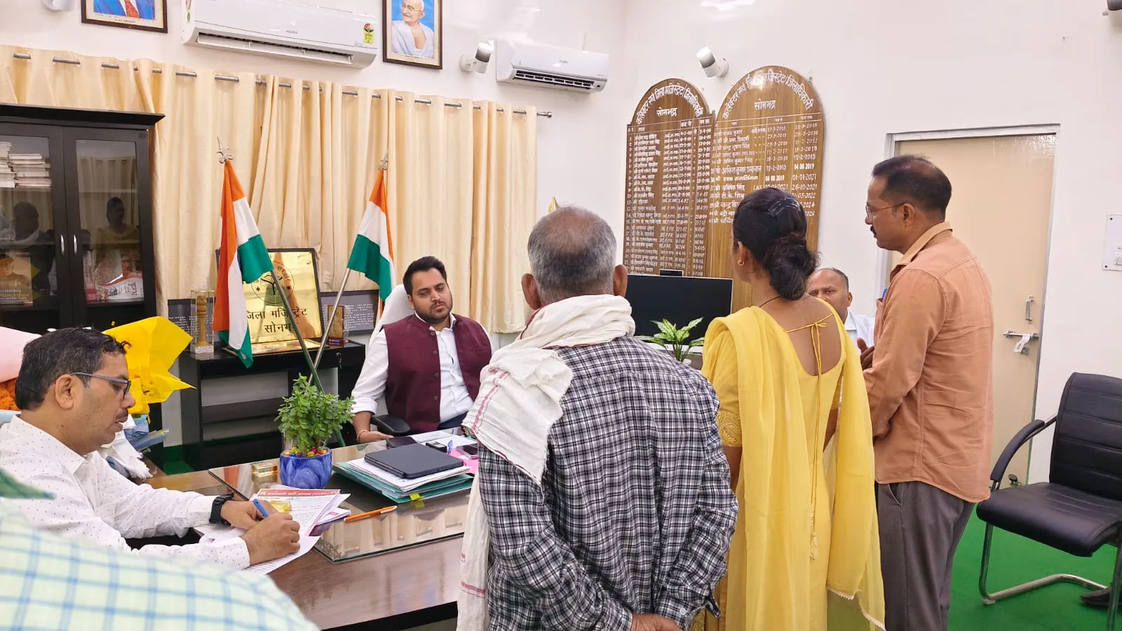 जनता की समस्याओं पर मिली लापरवाही तो क्षम्य नहीं, समय सीमा में करें हर शिकायत का निस्तारण-जिलाधिकारी