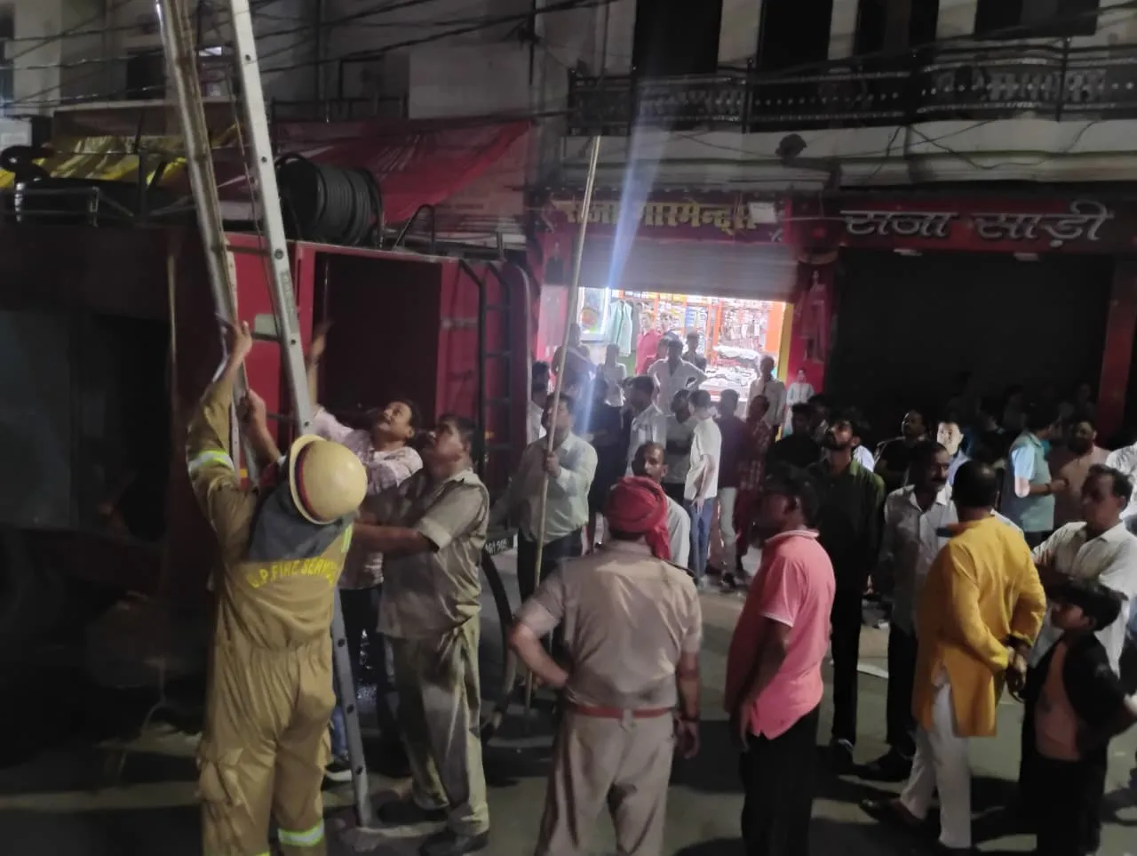 क्सा की दुकान में भीषण आग,लाखों का सामान जलकर राख।