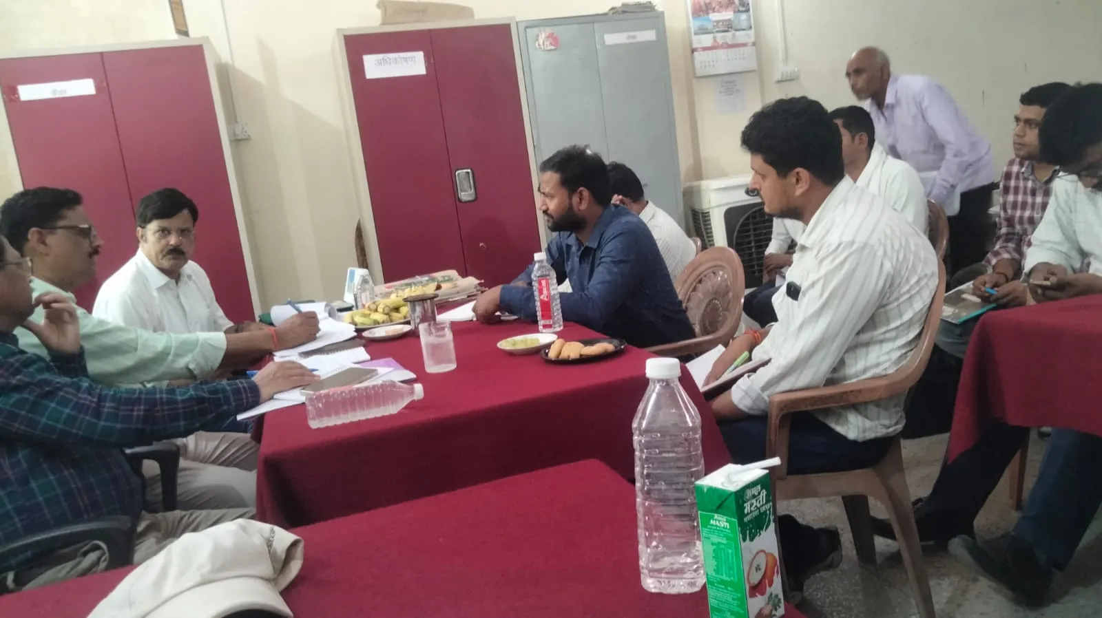 संयुक्त आयुक्त विन्ध्याचल मंडल ने सहकारिता कार्यालय विकास भवन में की समीक्षा बैठक