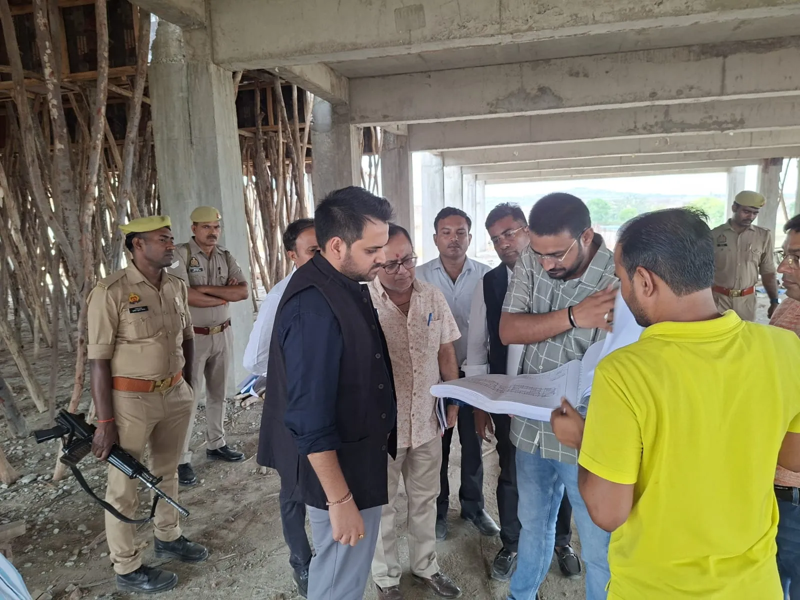 निर्माण कार्यों में तेजी लाने के निर्देश, जिलाधिकारी ने किया स्थलीय निरीक्षण