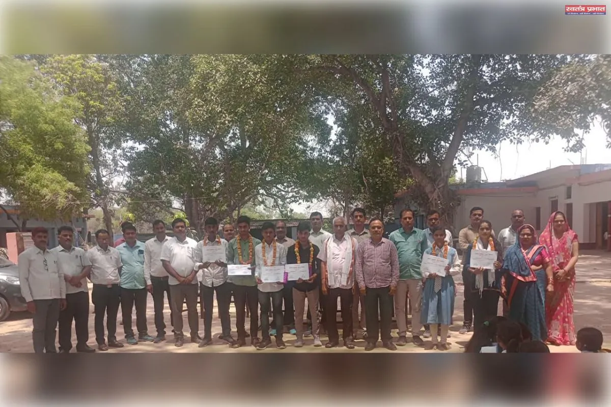 विद्यालय के मेधावियों को किया गया सम्मानित