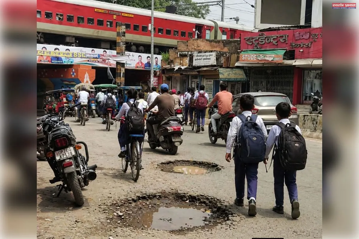निरंजन रेलवे ब्रिज के नीचे गड्ढों से राहगीर परेशान