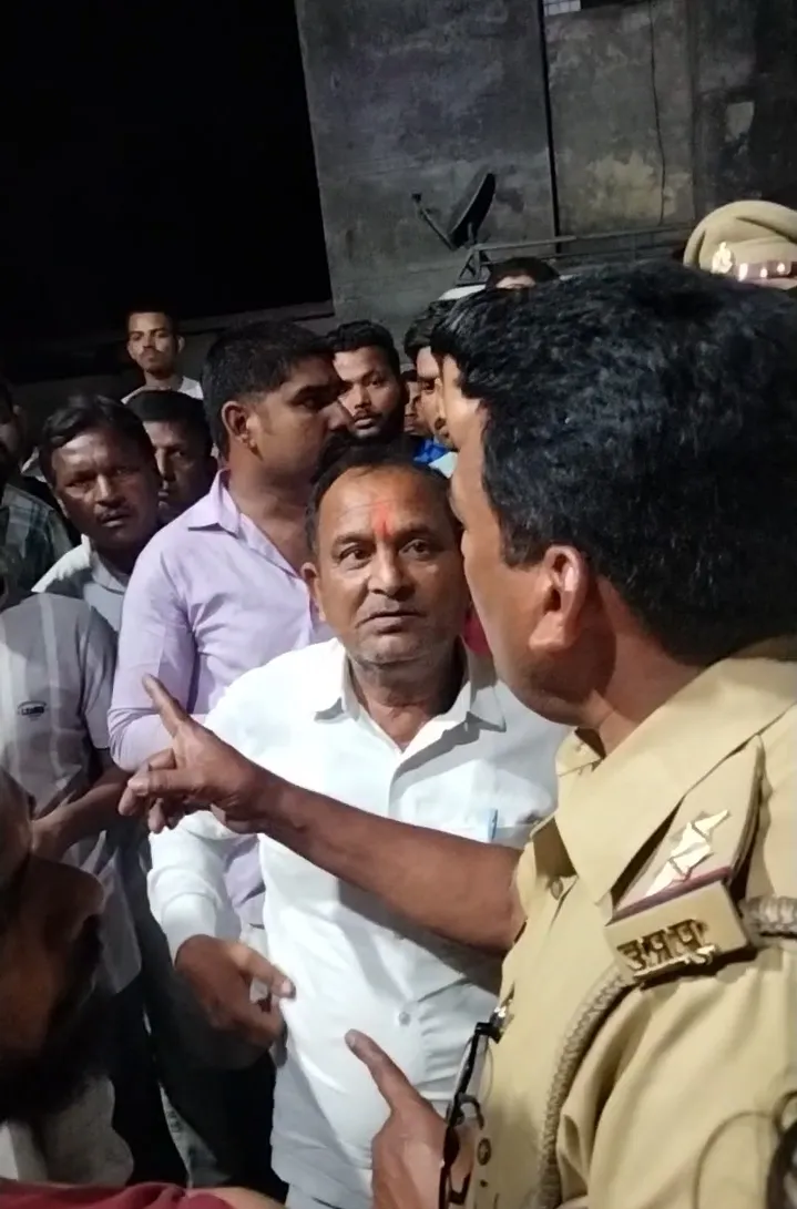 गांव से बारात लेकर गया अधेड़ गायब, हाइवे किनारे संदिग्ध परिस्थिति में मिला जला शव ग्रामीणों में आक्रोश