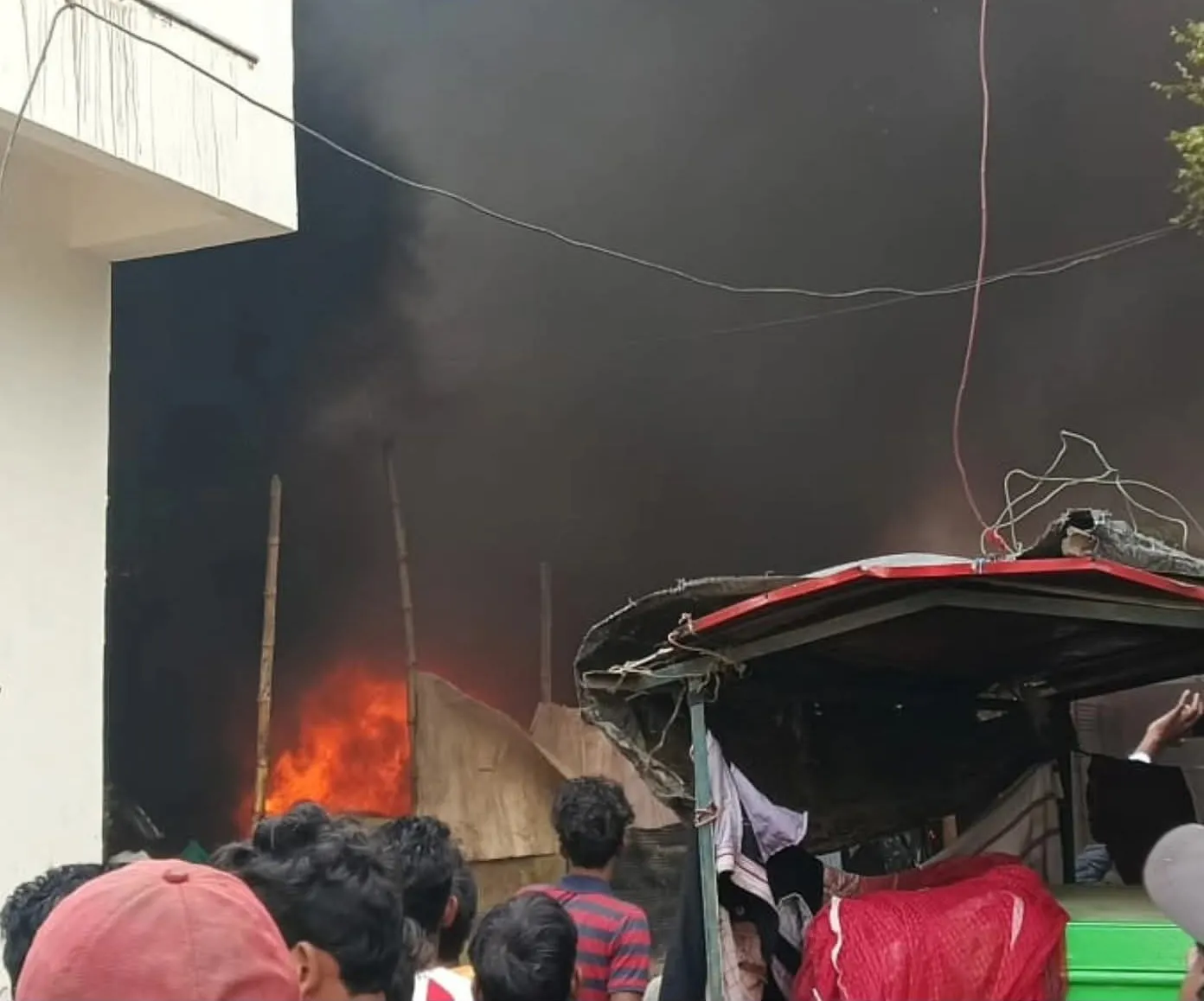 करेली के मुर्गा दरबार क्षेत्र में भीषण आग, छोटू लाल की दुकान जलकर राख।