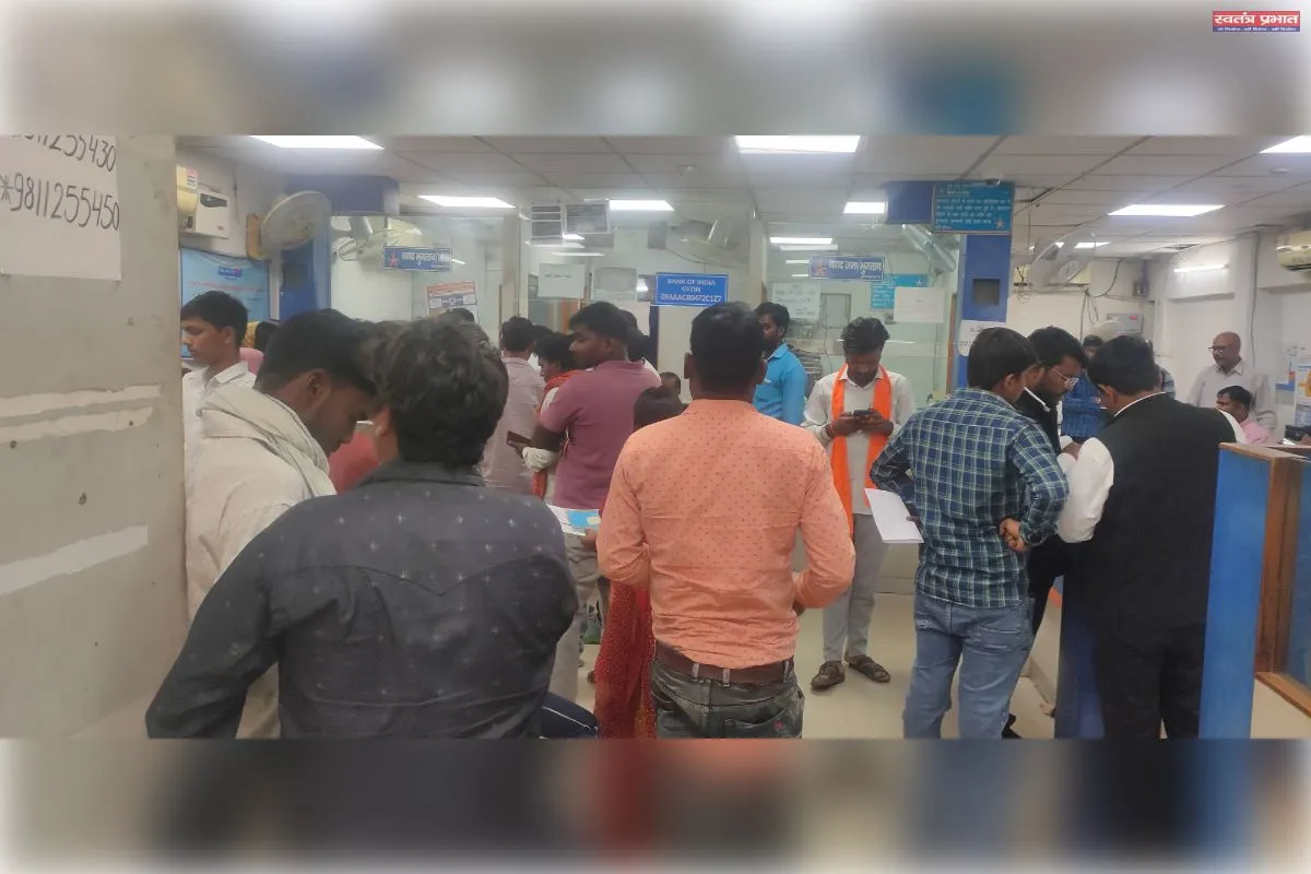 मोहनलालगंज मे बैंक ऑफ इंडिया बना अव्यवस्थाओं का केंद्र, एक कैशियर के भरोसे टिका हजारों ग्राहकों का बोझ