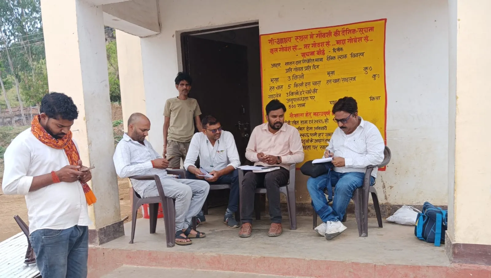 गोआश्रय केंद्र मऊखुर्द का एडीसीओ सदर ने किया निरीक्षण, भूसे व चारे की मिली पर्याप्त व्यवस्था