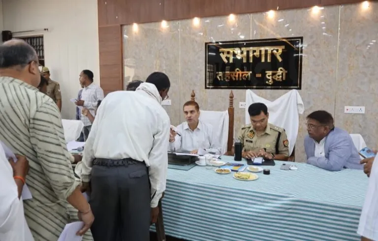 दुद्धी में सम्पूर्ण समाधान दिवस पर  जिलाधिकारी एवं पुलिस अधीक्षक सोनभद्र ने सुनी जन समस्याएं