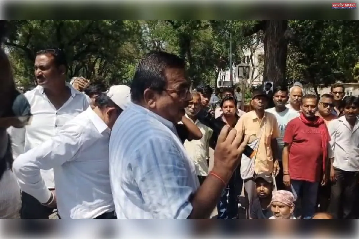 सरोजनी नायडू मार्ग पर 'अर्बन बाजार' के खिलाफ सड़क पर उतरे पटरी दुकानदार