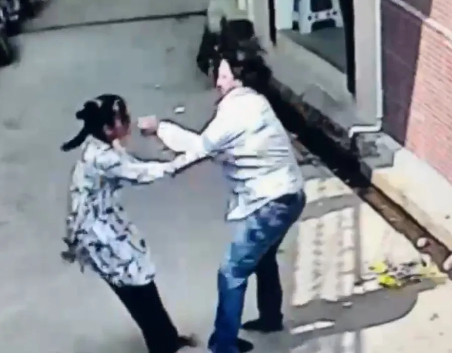 गोरखपुर : दिनदहाड़े ज्वेलर्स शॉप में लूट, नाबालिग बेटी की शेरनी जैसी बहादुरी ने चोरी रुकी, बदमाश भागे लेकिन इज्जत बची!