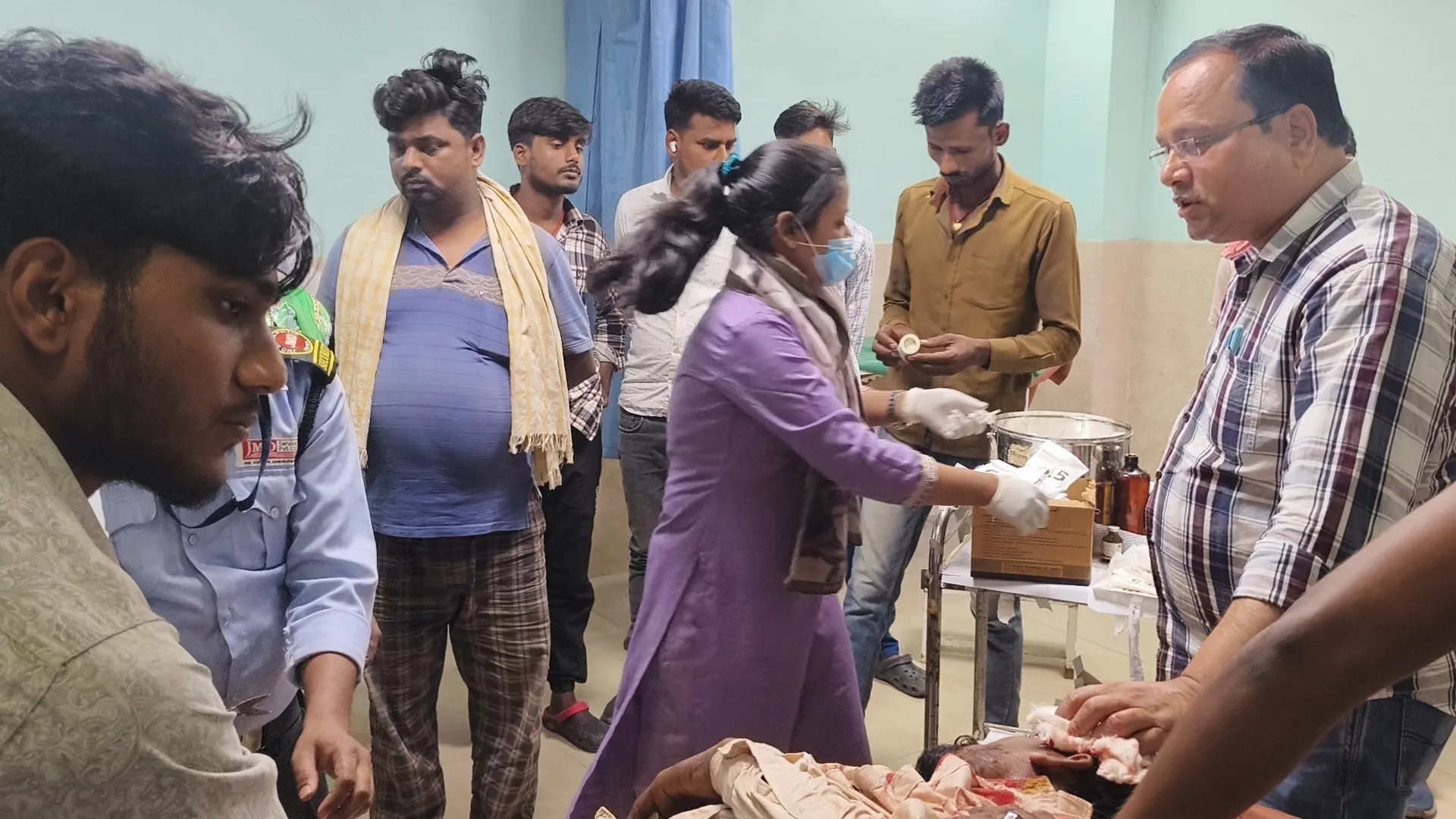 तेज रफ्तार बाइक अनियंत्रित होकर बिजली के खंभे से टकराई 