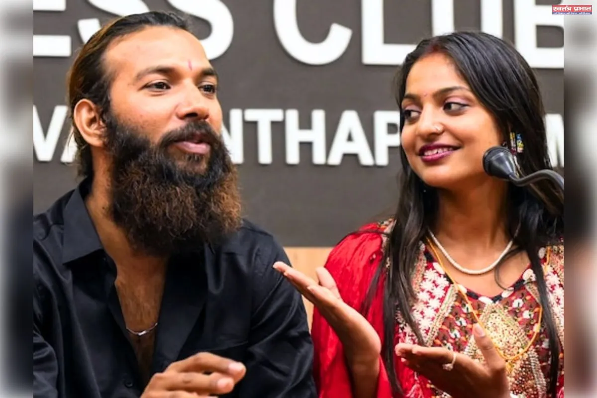 कुंभ मेले से मशहूर हुई मोनालिसा, उनके पति फरमान ने कम उम्र मे शादी के दावे को नकारा