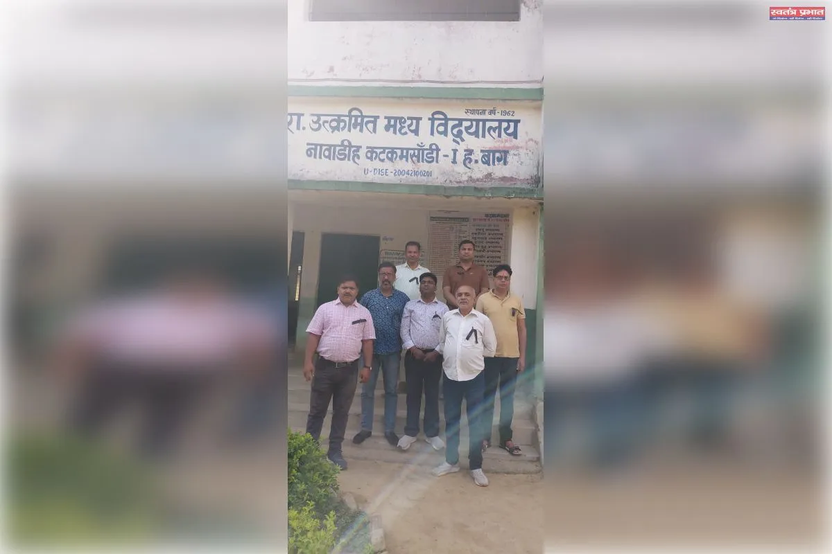 वेतन भुगतान नहीं होने पर शिक्षकों का काला बिल्ला लगाकर विरोध प्रदर्शन