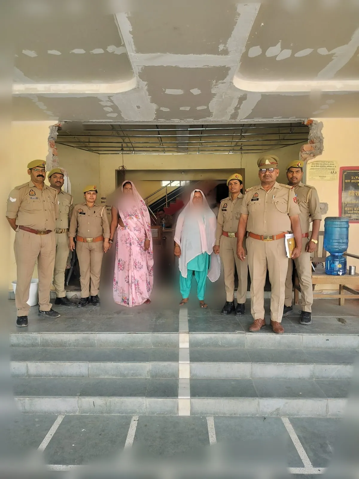 मानव तस्करी गिरोह पर सोनभद्र पुलिस का बड़ा प्रहार ,काम दिलाने के बहाने युवती को बेचने वाली दो महिलाओं को किया गिरफ्तार