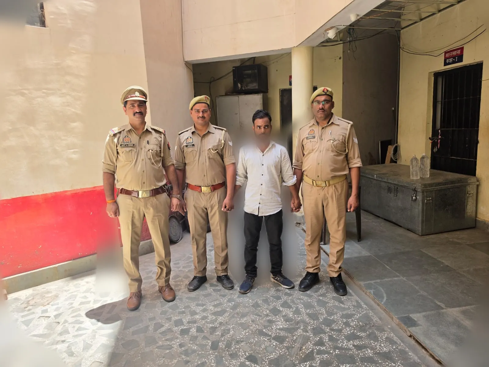 रॉबर्ट्सगंज पुलिस को मिली बड़ी  सफलता, बलात्कार व एससी/एसटी एक्ट सहित गंभीर अपराध में वांछित 01 अभियुक्त गिरफ्तार