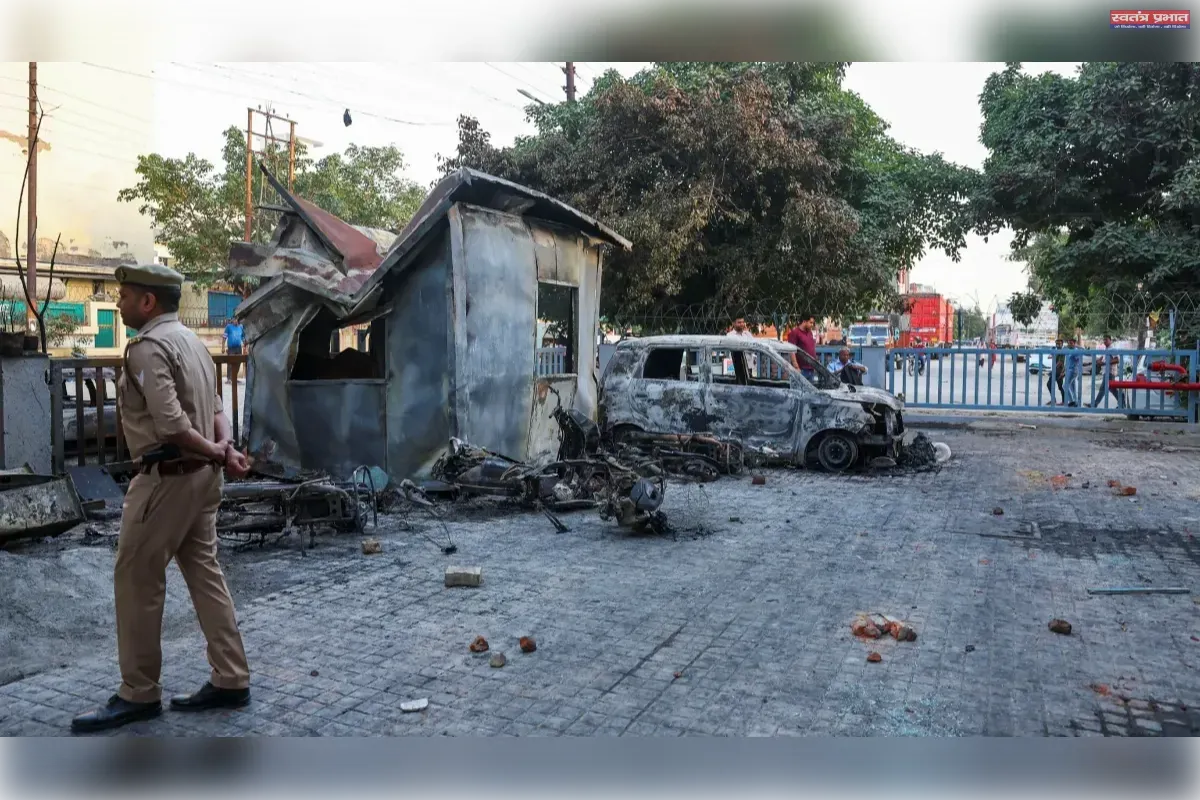 श्रम की थकी हथेलियों से उठता प्रतिरोध: औद्योगिक भारत का नया अध्याय