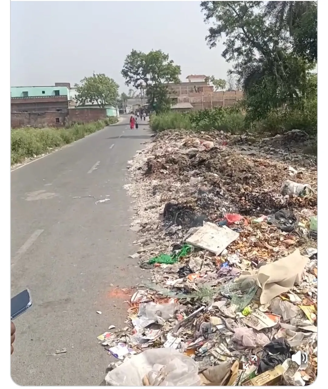 जटहां: नाक दबाकर गुजरने को मजबूर लोग! जटहां–कटाई भरपुरवा मार्ग पर कूड़े का पहाड़ बना आफत