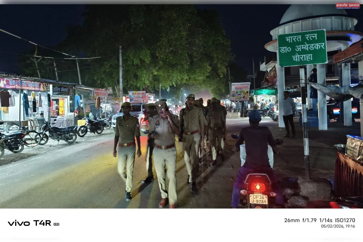 थाना अध्यक्ष विवेक वर्मा ने भारी पुलिस बल के साथ किया पैदल गश्त