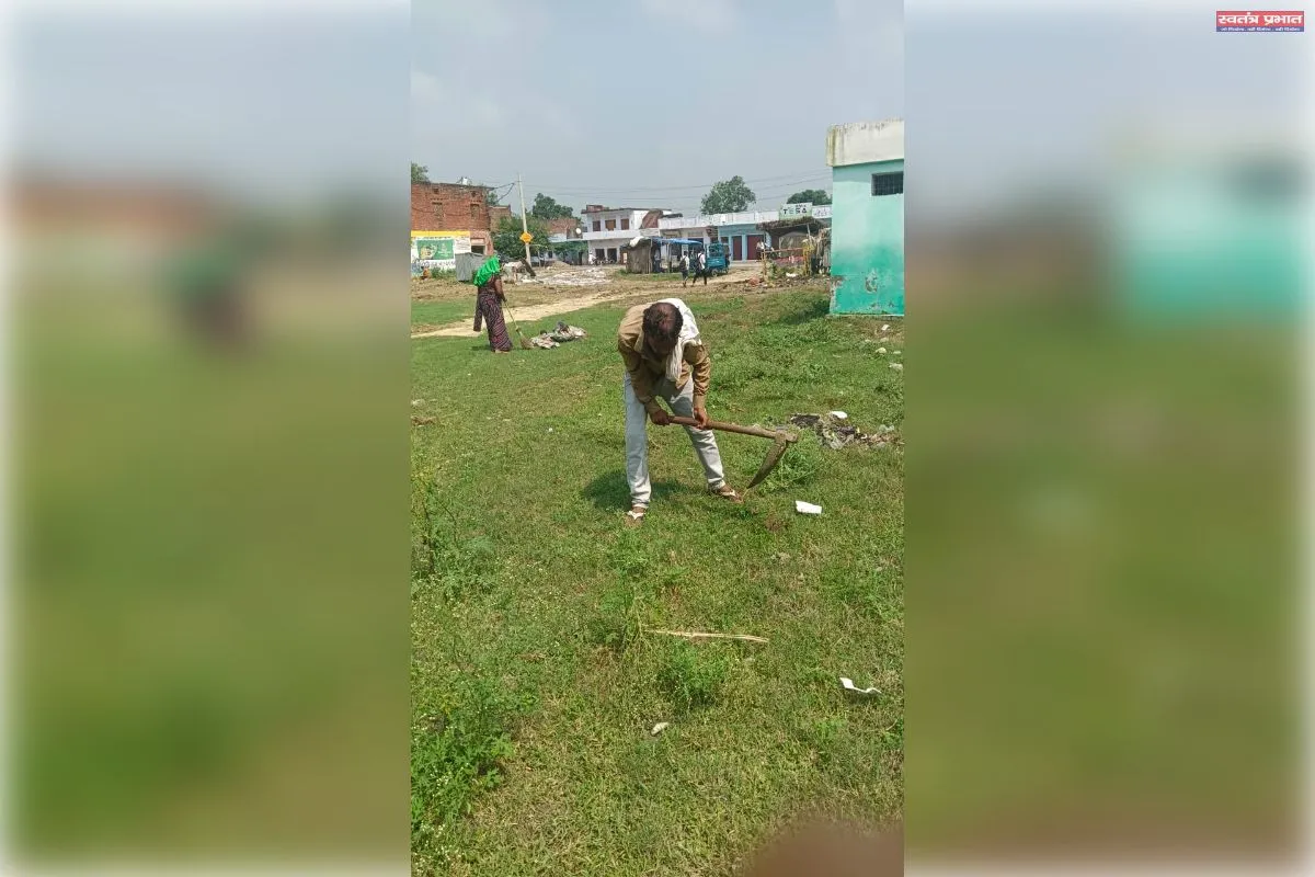 सार्वजनिक शौचालय के पास कूड़े का अंबार, लोगों में नाराजगी