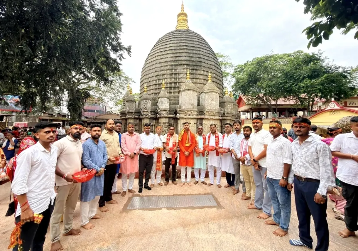 गुवाहाटी में कामाख्या के दर्शन कर हाइलाकांडी के विधायक मिलन दास सहित मंडल अध्यक्षों और कार्यकर्ताओं ने लिया आशीर्वाद।