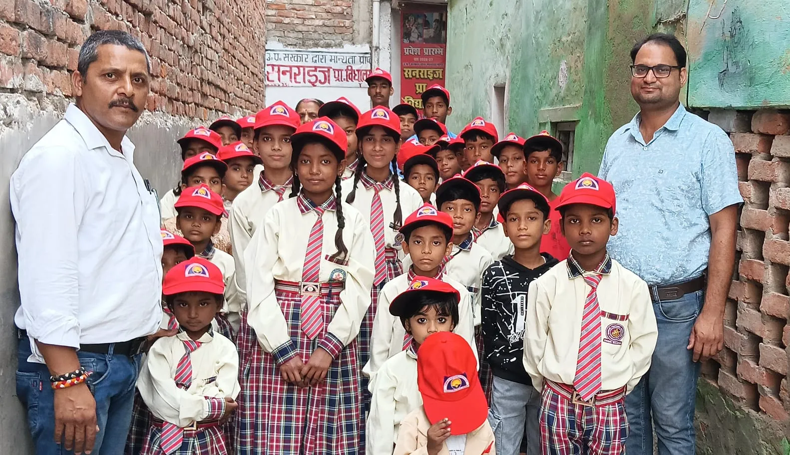 स्कूल के बच्चों में टोपी वितरण चुनार, मीरजापुर। 