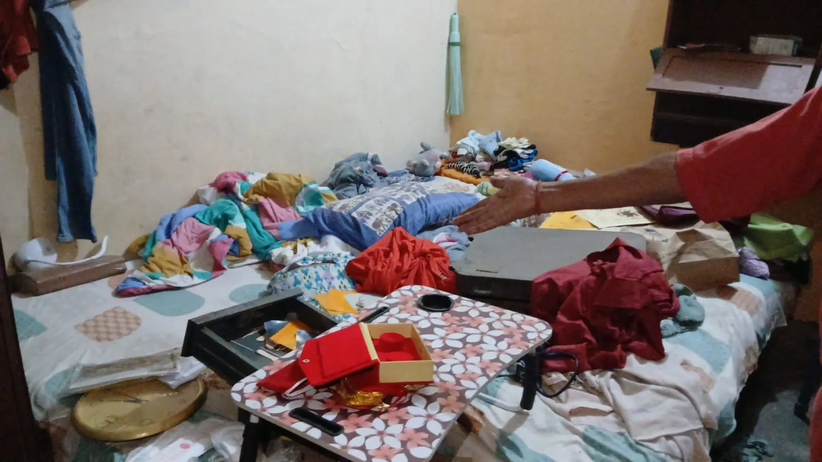 जिगना में बड़ी चोरी, 8 लाख के जेवर-नकदी ले उड़े चोर; सिसीटिबी हार्ड डिस्क भी साथ ले गए