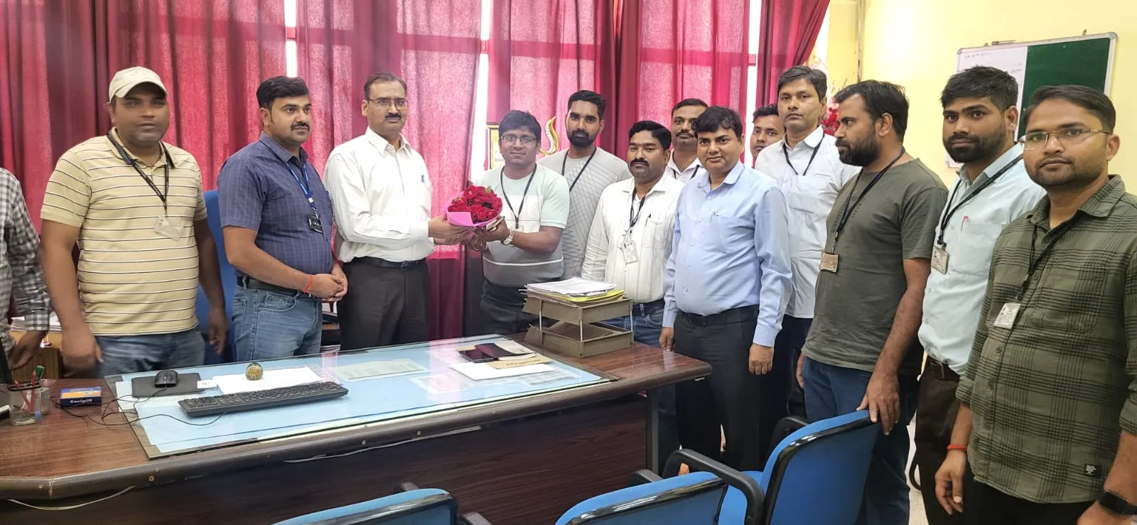अधिकारियों तथा विभिन्न ट्रेड यूनियनों के पदाधिकारियों ने पुष्प गुच्छ भेंटकर नवागत महाप्रबंधकों का किया स्वागत