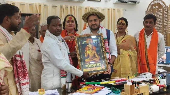 जिलाधिकारी चर्चित गौड़ का पारंपरिक सम्मान के साथ अभिनंदन, जनहित मुद्दों पर विशेष चर्चा