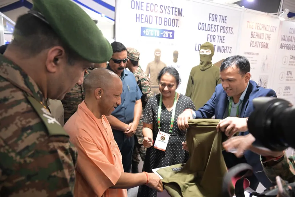मुख्यमंत्री  ने रक्षा प्रदर्शनी का किया अवलोकन, उभरती स्वदेशी क्षमताओं को सराहा।