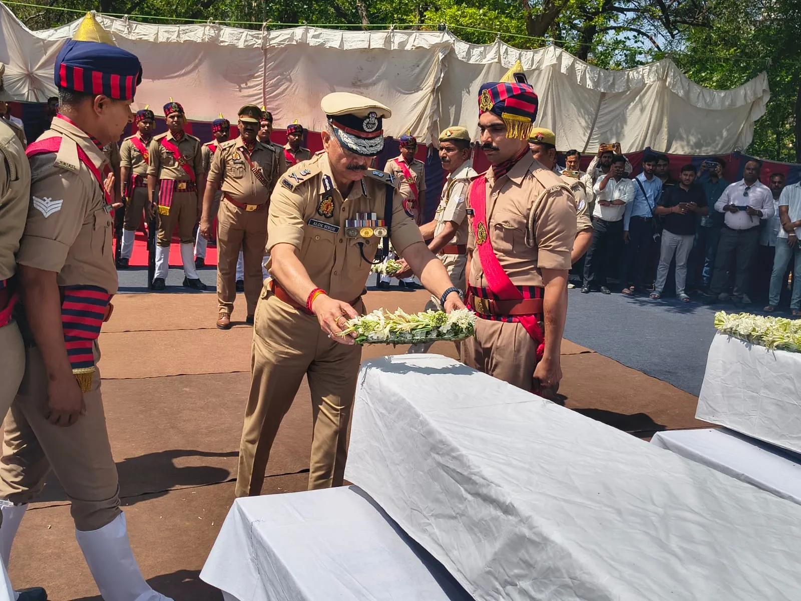नूंह के एक्सीडेंट में मृत पुलिस अधिकारियों को श्रद्धा सुमन अर्पित किए 