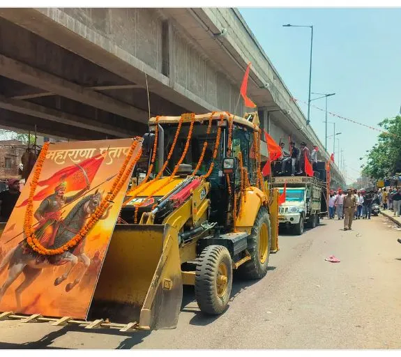 घाटमपुर में निकली 10किमी‌ लंबी महाराणा प्रताप रैली, बुलडोजर पर सजी तस्वीर