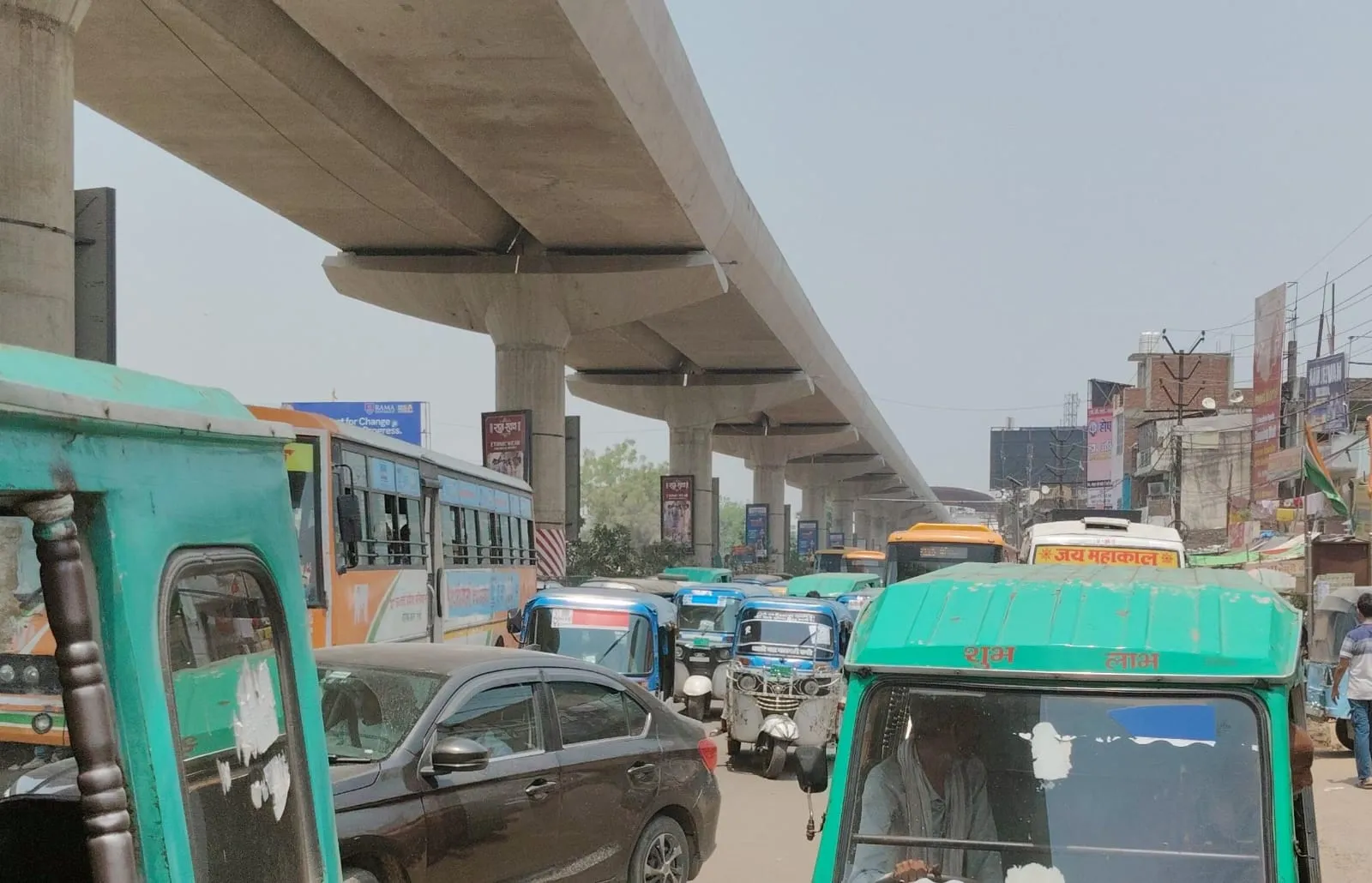 कल्याणपुर क्रॉसिंग और इंदिरा नगर मोड़ पर ट्रैफिक व्यवस्था ध्वस्त, जाम से जनता परेशान