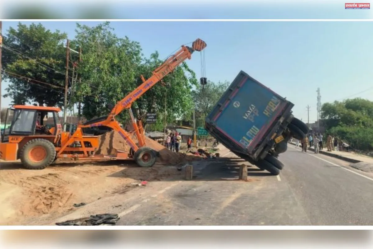 घाटमपुर में ओवर लोड डंपर पलटा, साइकिल सवार चौकी दार की दर्दनाक मौत