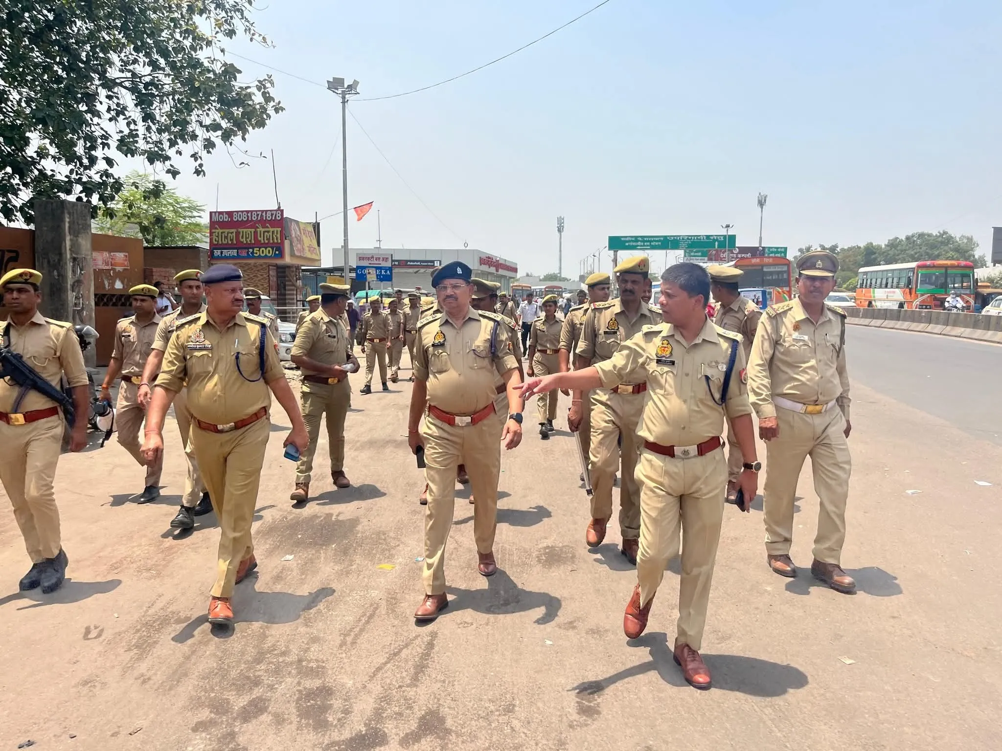 डीसीपी यातायात ने दी बस स्टैंड के बाहर खड़ी बसों के ड्राइवरों को चेतावनी, अतिक्रमण हटवाया 